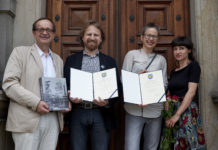 Gliwickie Muzeum nagrodzone za publikację Damian Recław autor nagrodzonej publikacji dyrektor Grzegorz Krawczyk autorki wyróżnionego projektu Ewa Chudyba i Barbara Wójtowicz Fladro