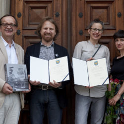 Damian Recław autor nagrodzonej publikacji dyrektor Grzegorz Krawczyk autorki wyróżnionego projektu Ewa Chudyba i Barbara Wójtowicz Fladro