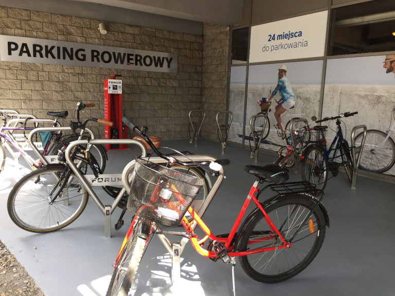W Forum jest strzeżony parking dla rowerów