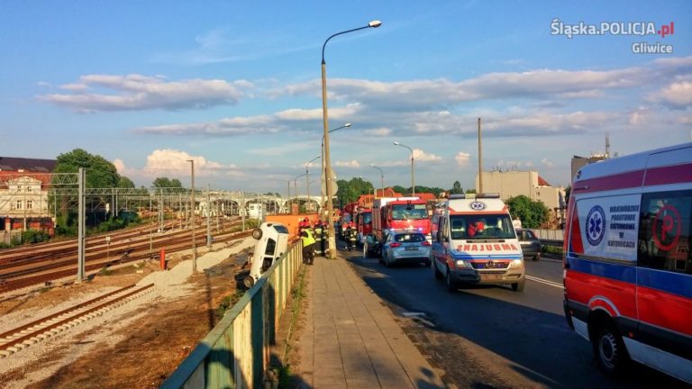 Samochód spadł z wiaduktu. Kierowca był pijany i miał narkotyki