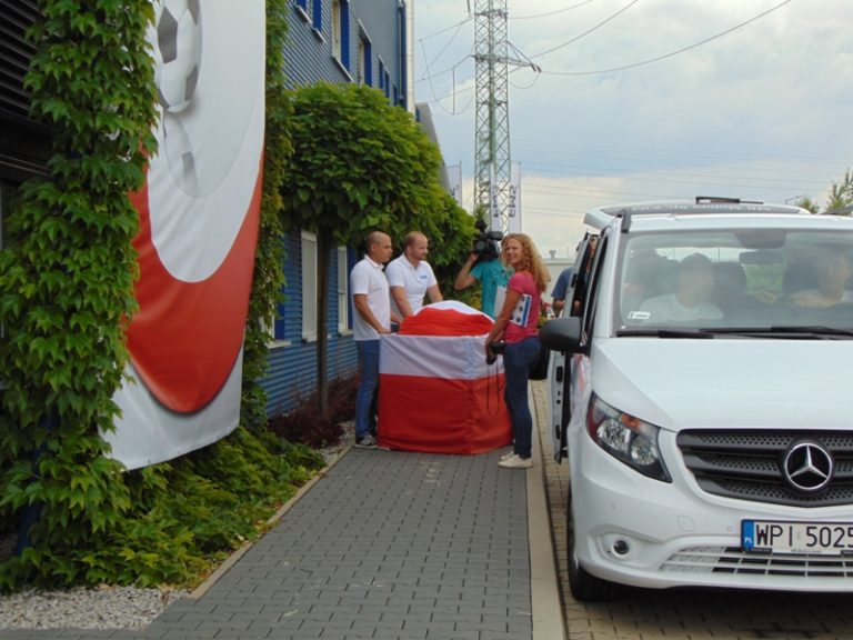 Wielka flaga z Gliwic pojechała na EURO 2016