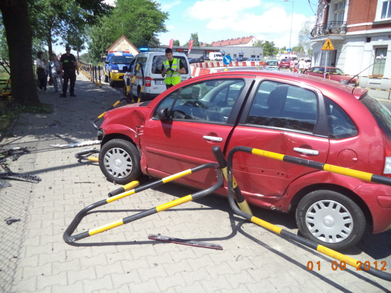 Straciła panowanie nad kierownicą. Staranowała barierki