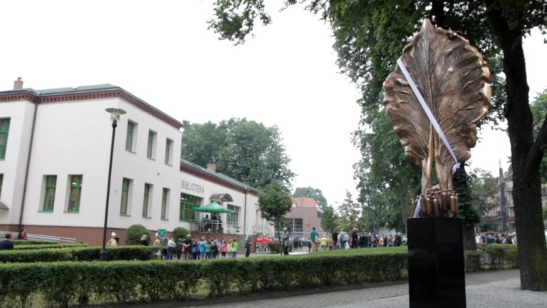 Nowa rzeźba w Gliwicach. Stanęła przed wyremontowanym budynkiem