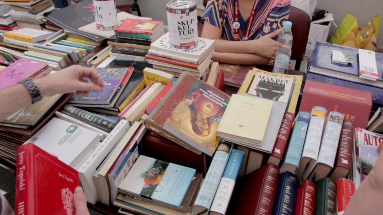 Sprzedali książki za 10 tys. złotych