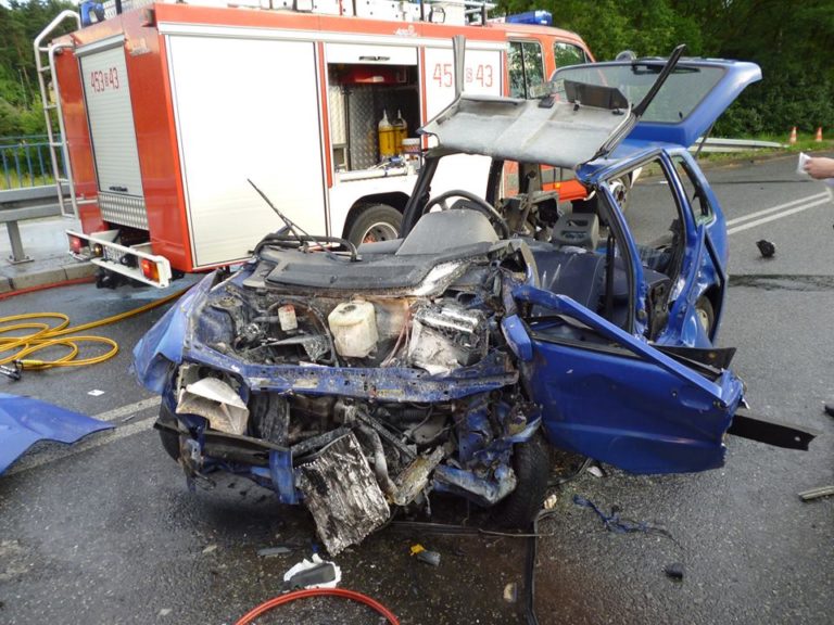 Czołowe zderzenie samochodów. Trzy osoby ranne