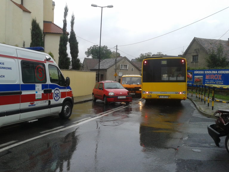 Groźny wypadek na niebezpiecznym zakręcie w Łabędach