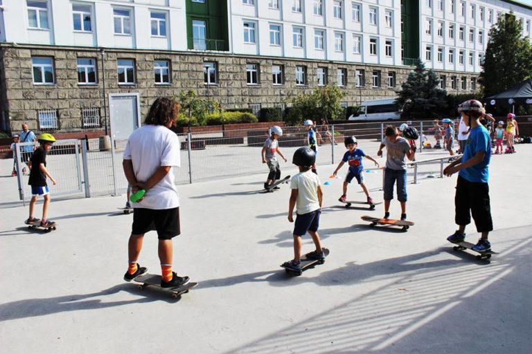 Uczą jeździć na rolkach i deskorolce