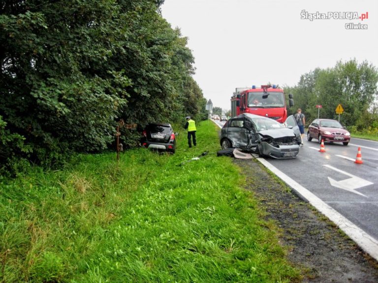 Zderzenie dwóch samochodów. Poszkodowane zakleszczone w pojazdach