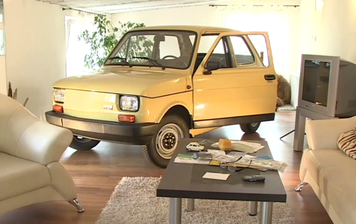 Samochód zaparkowany w mieszkaniu? „Maluch” stał się ozdobą pokoju