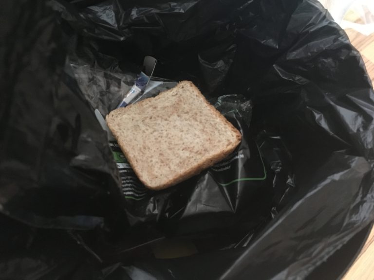 Wyrzucamy sporo jedzenia. Najnowszy raport