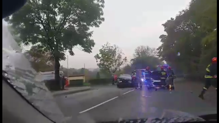 Poranny wypadek w centrum Gliwic. Zakorkowane ulice (wideo)