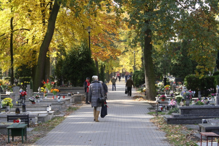 Znajdź grób bliskiego w internecie. Sprawdź Grobonet