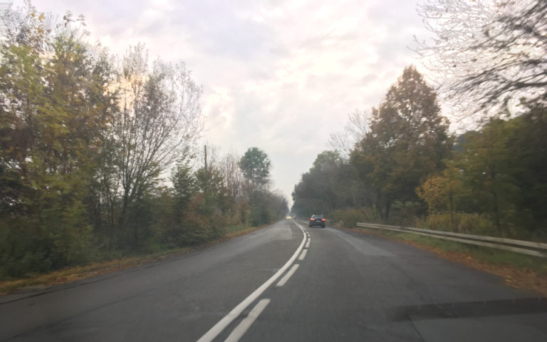 Piesi chodzą po jezdni. Czy przy ul. Portowej powstanie chodnik?