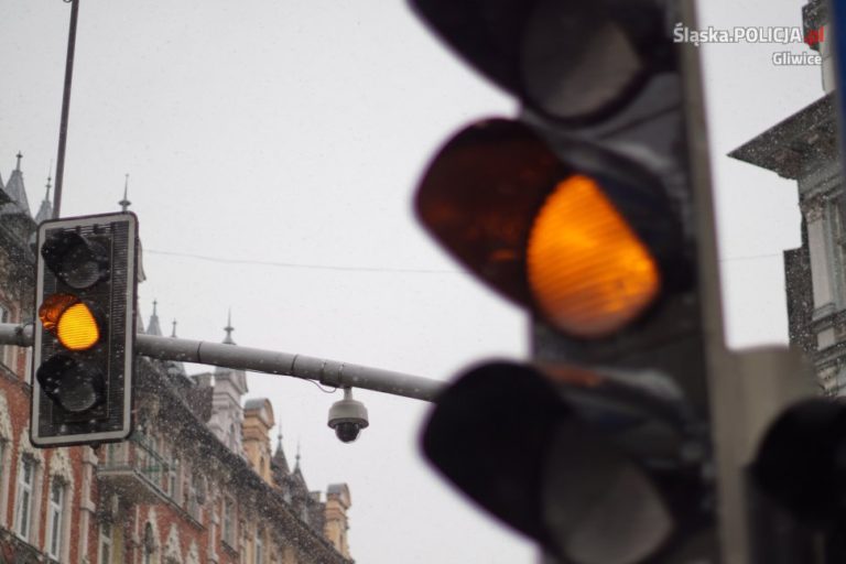 Groźnie wyglądający wypadek w centrum Gliwic. Zobacz film z monitoringu