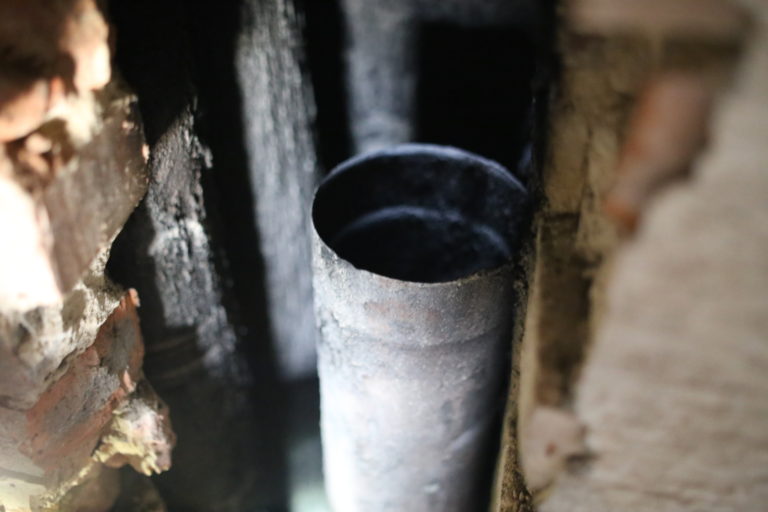 Myślała, że zepsuł się piec. Okazało się, że ukradziono jej… komin