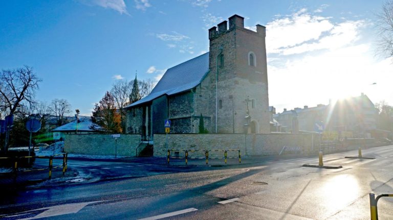 Ogrodzenie zabytkowego kościoła zostało odnowione