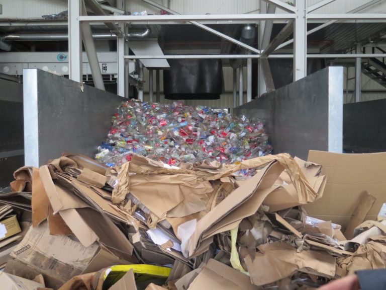 Mieszkańcy segregują odpady, a później zabiera je jedna śmieciarka? To mit