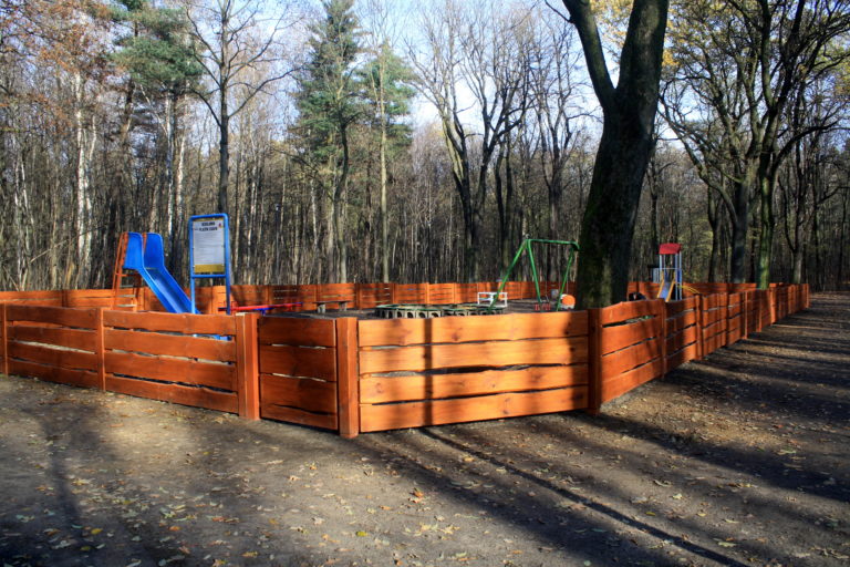 Plac zabaw został ogrodzony i zmodernizowany