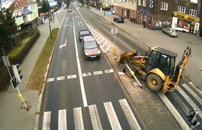 Otarła się o śmierć. Prawie zmiażdżyła ją koparka (film)