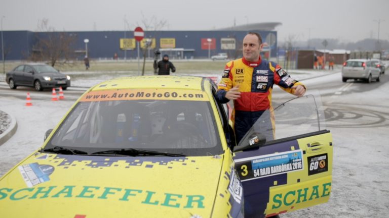 Kierowca rajdowy „kręcił bączki” na nowej drodze w Gliwicach