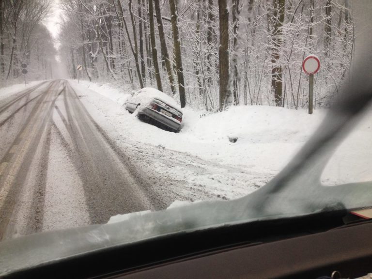 Samochód w rowie. „Już od kilku dni”