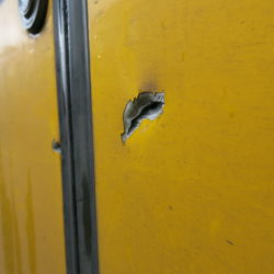 11 grudnia podczas przejazdu pseudokibiców uszkdzone zostały m.in . drzwi długiego elfa 3