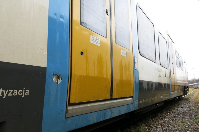 Koleje Śląskie chcą walczyć z pseudokibicami, którzy niszczą pociągi