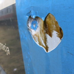 11 grudnia podczas przejazdu pseudokibiców uszkdzone zostały m.in . drzwi długiego elfa 6