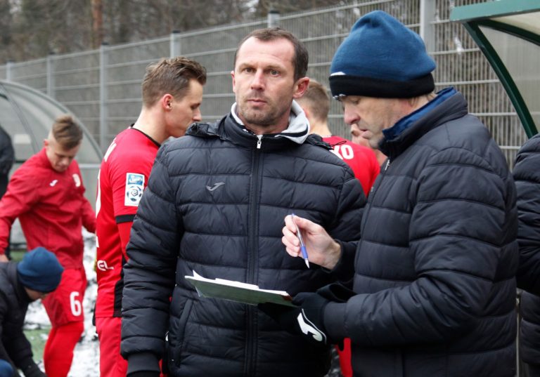 Trener Piasta o poszukiwaniach napastnika, sytuacji Żivca i kontuzjach