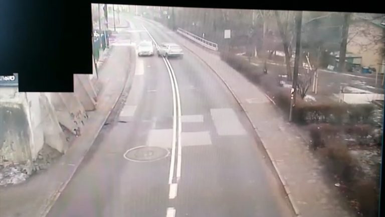 Prawie zderzył się z radiowozem. Audi zatrzymało się na płocie