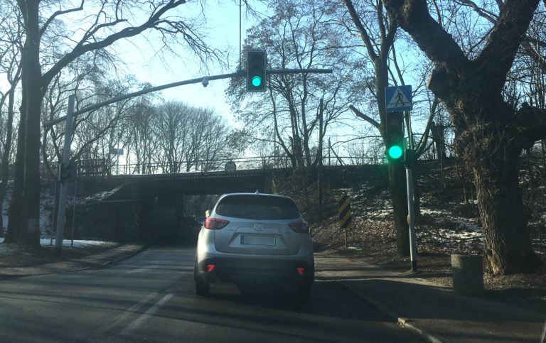 Migające żółte usprawnia ruch, ale przez większość dnia sygnalizacja działa normalnie