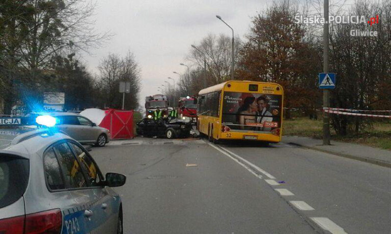 Tragiczny wypadek w Łabędach. „Czołówka” z autobusem