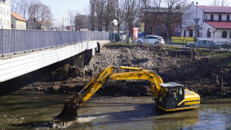 Zabezpieczają i umacniają koryto Kłodnicy