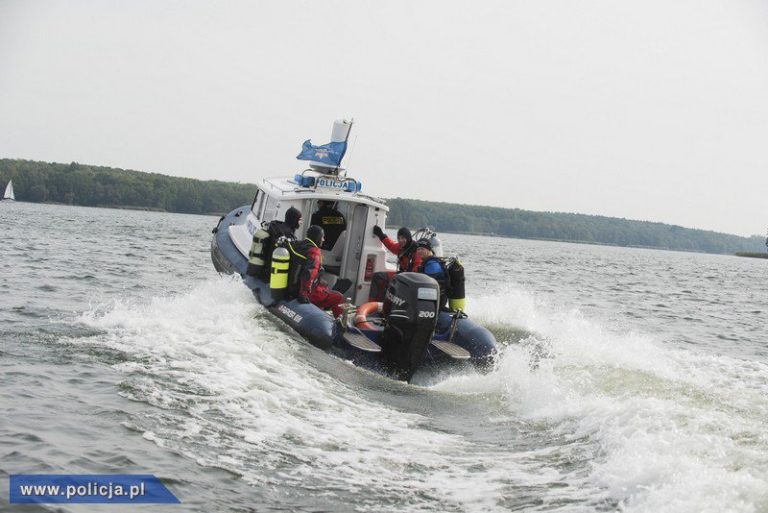 Przewrócona żaglówka na jeziorze. Policja szukała człowieka