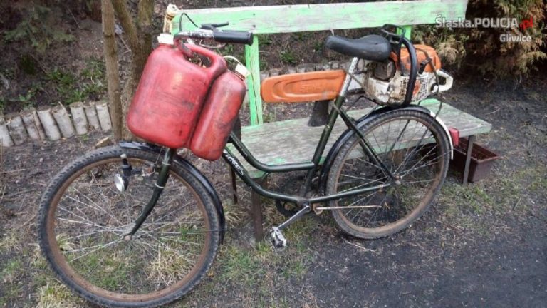 Pijany rowerzysta wiózł piłę spalinową i kanister. Jechał zygzakiem