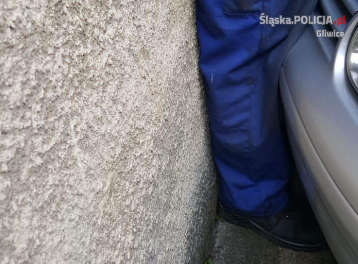 Samochód przygniótł nogi 70-latka. Nieszczęśliwy wypadek na osiedlu