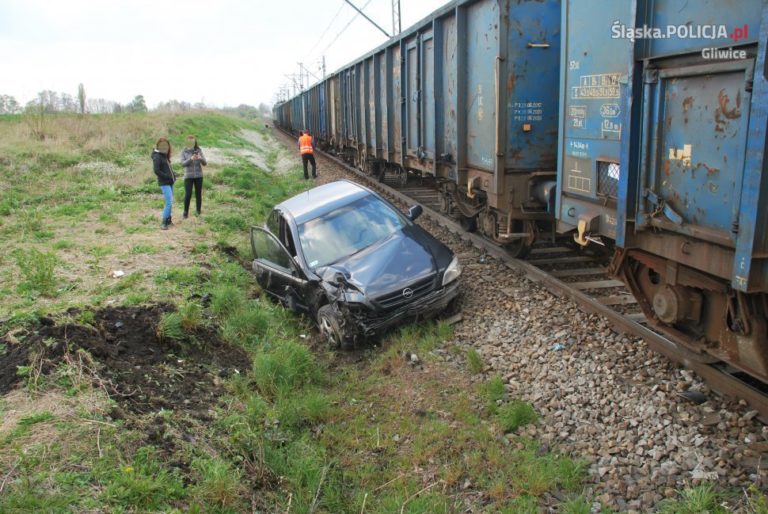 Samochód zderzył się z pociągiem. Kierowca zignorował znak stop
