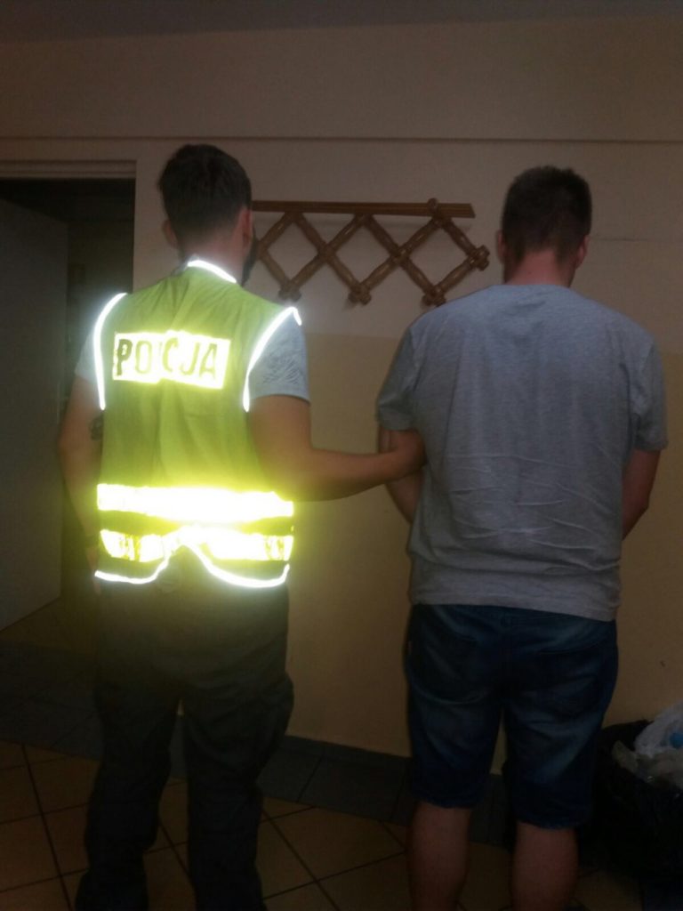 Siedział w samochodzie i zachowywał się nerwowo. Interweniowali tajniacy