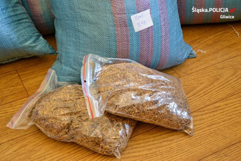 Mężczyźni kręcili się przy swoich samochodach. Interweniowali tajniacy