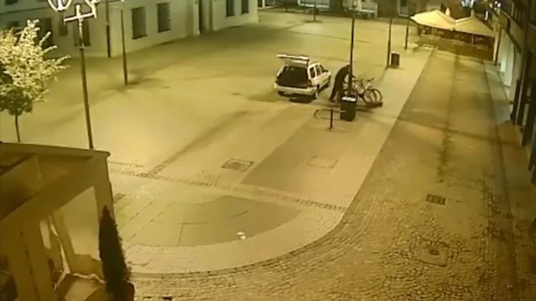 Wjechał autem na rynek i ukradł rower. Nie wiedział, że jest nagrywany