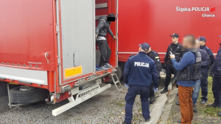 Nielegalni imigranci w Gliwicach. Ukryli się w naczepie tira jadącego z Bałkanów