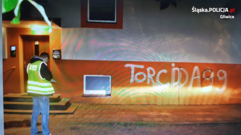 Pseudografficiarze zatrzymani. Wulgarne napisy na ścianach