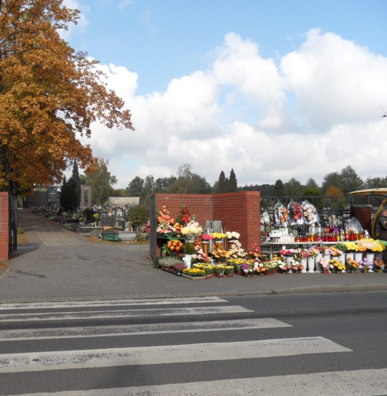 Będą utrudnienia i zmiany przy cmentarzach