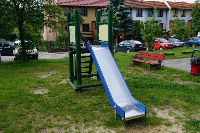 Place zabaw z nowymi urządzeniami. Powstała też siłownia
