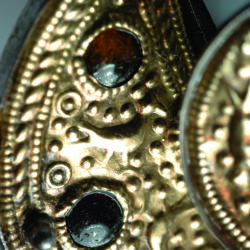 Fragment zapinki kuszowatej z wyobrażeniem ptaka z rodziny krukowatych zab. z Muzeum Archeologicznego w Gdańsku fot. L. Okoński