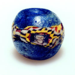 Szklany paciorek mozaikowy z miniaturowym wizerunkiem przedstawiającym kobietę zab. z Muzeum Archeologicznego w Gdańsku fot. J. Strobin