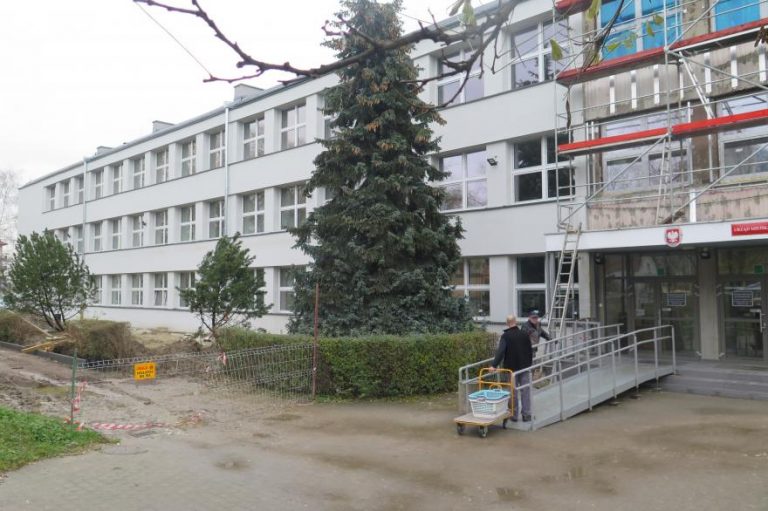 Koniec remontu filii urzędu miejskiego. Będą nowe miejsca parkingowe