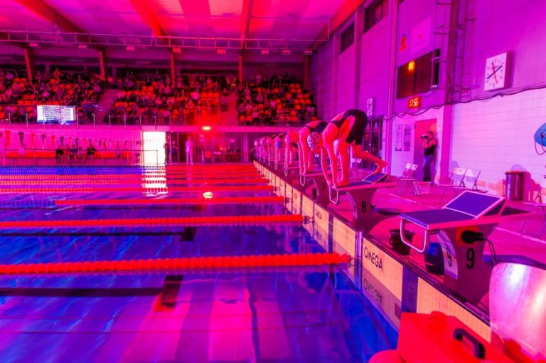 Nocne pływanie i niezwykłe światło w Olimpijczyku