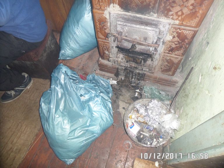 W piecu palił butelki, firany i ubrania. Dostał mandat