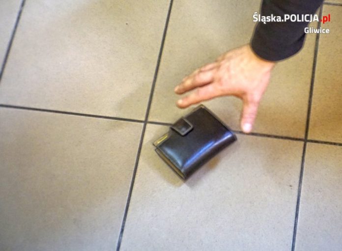 D4925722 1F42 4B21 8E79 3ED14D04FEDD